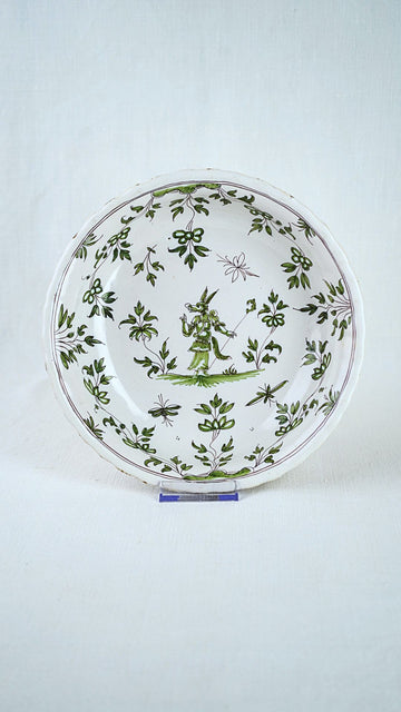 18th-century French faïence bowl from Bordeaux featuring green Chinoiserie figures and leaf motifs.