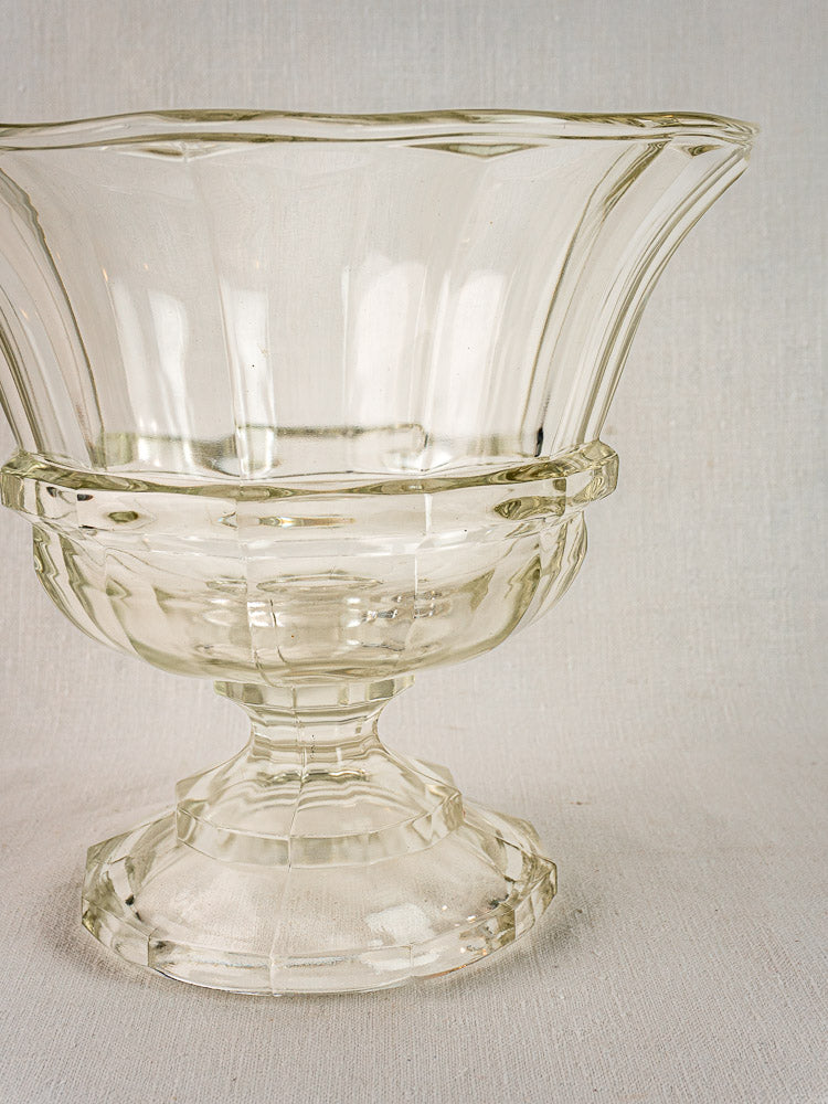 Antique French Coupe Médicis compotier in clear cristallin glass with flared rim, decorative base.