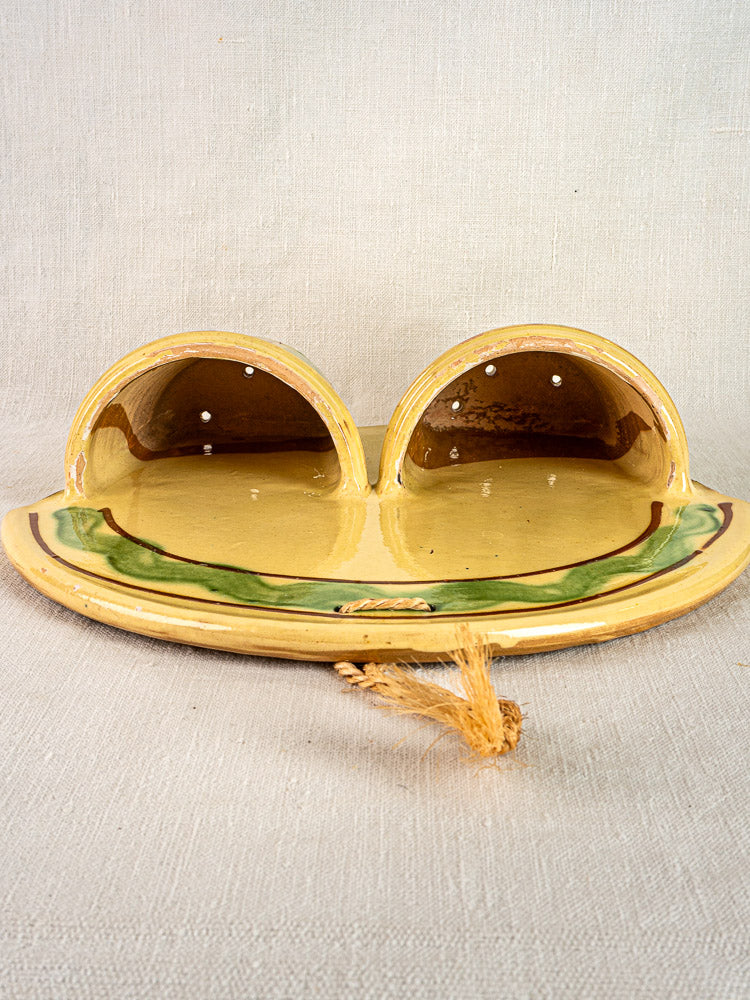 Vintage French Cliousclat terre vernissée cutlery holder shaped as a frog, on neutral fabric.