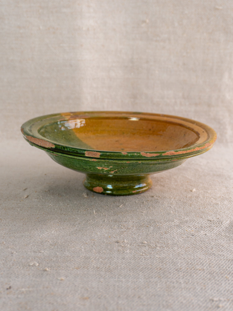 Antique French Provençal compotier, late 19th century, green and ochre glaze on beige textured fabric.