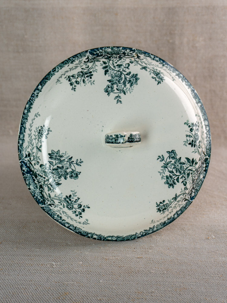 Antique French Saint-Amand faience soupière lid, hand-painted with fruits, upright on neutral fabric.